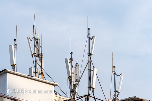 樓頂上的信號基站臺 現(xiàn)代通訊的隱形守護(hù)者